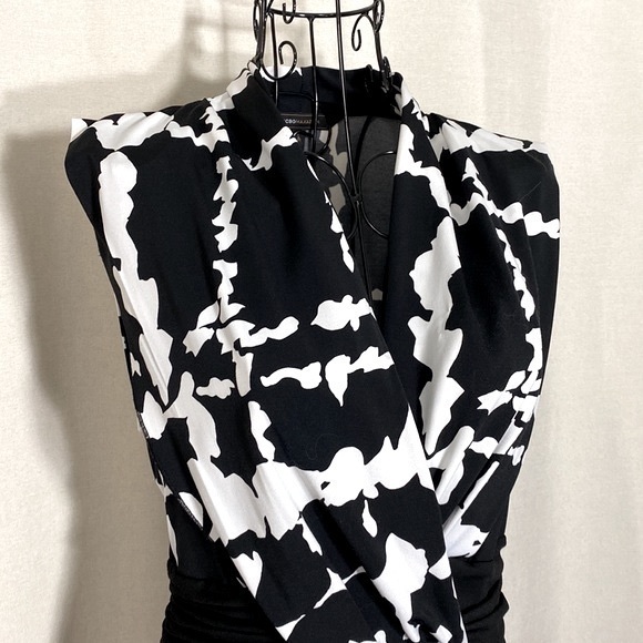 BCBMAXAZRIA Abstract Print Twist Front Sleeveless Dress - Picture 3 of 10